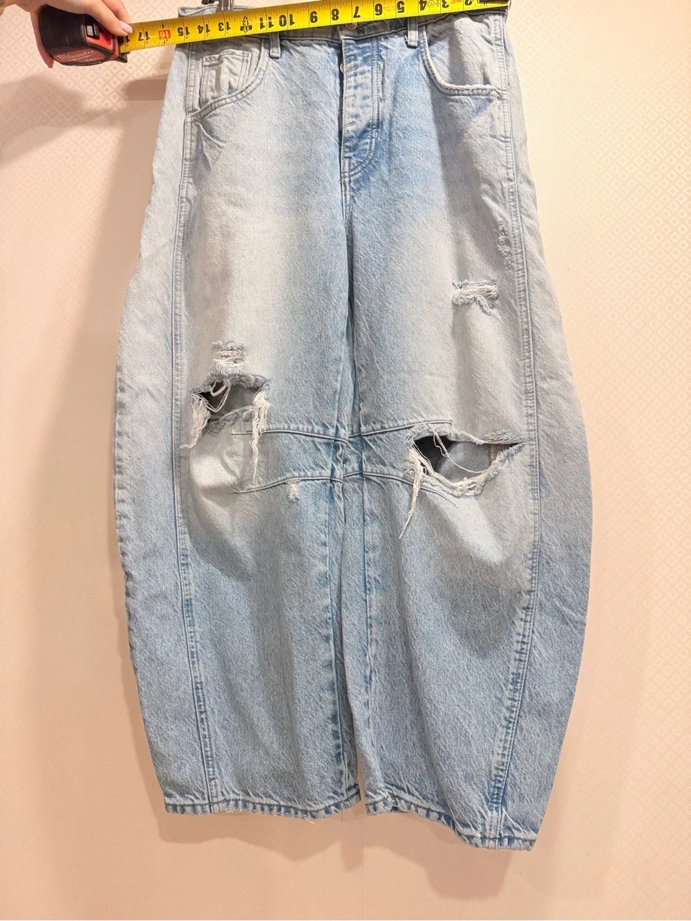 Free People We The Free Distressed Barrel Jeans  Light Wash Wide-Leg Jeans Sz 27